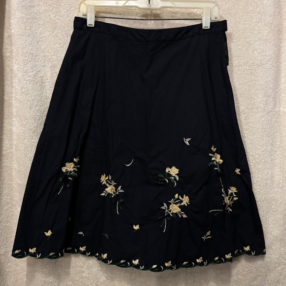 Persaman New York Dresses & Skirts - EUC Persaman New York Women's skirt size 6 black, floral embroidery and ribbon.